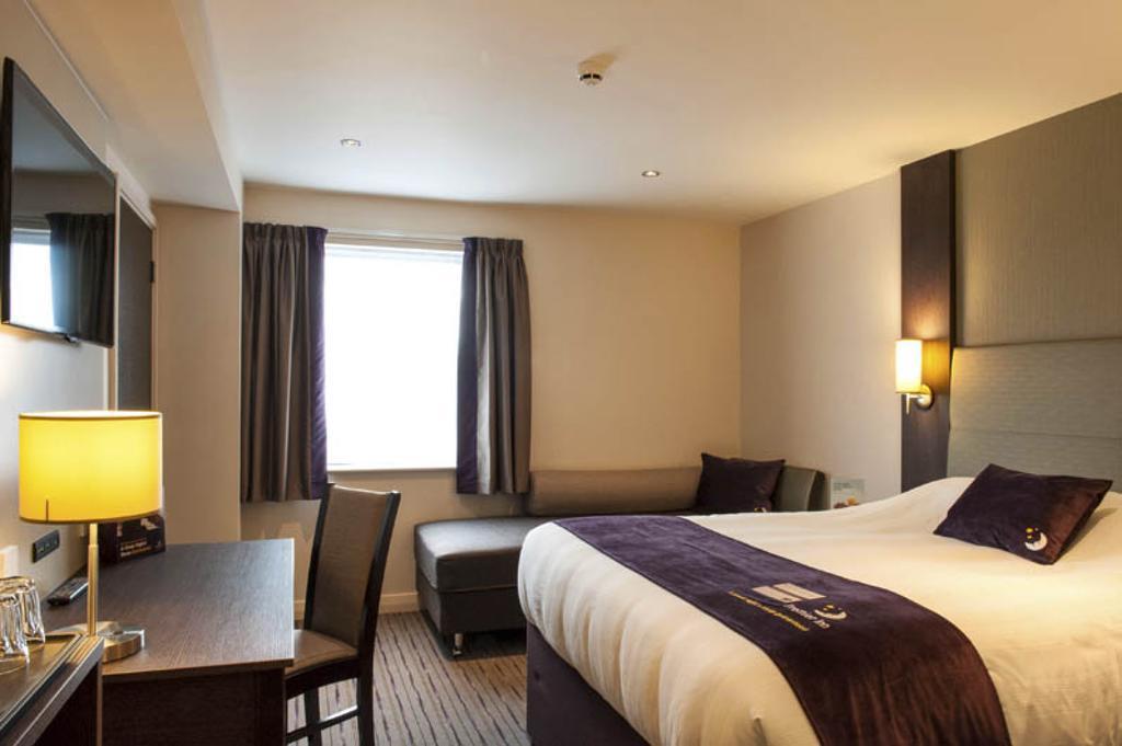 Premier Inn London Greenford Номер фото