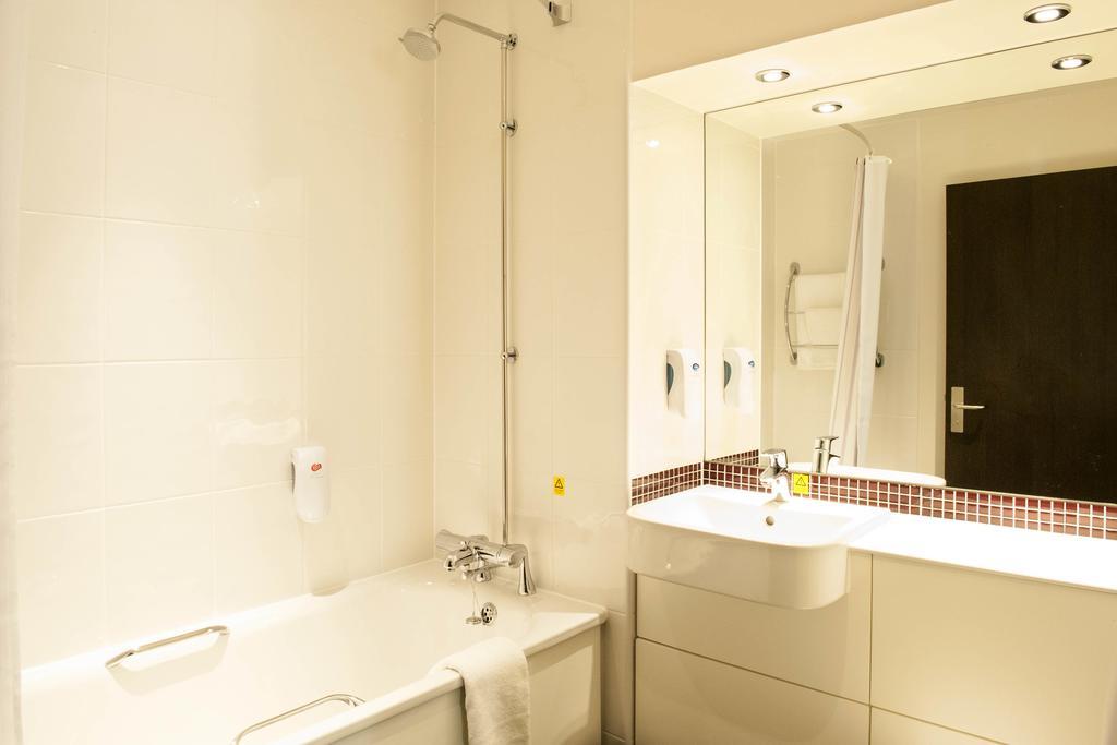 Premier Inn London Greenford Номер фото