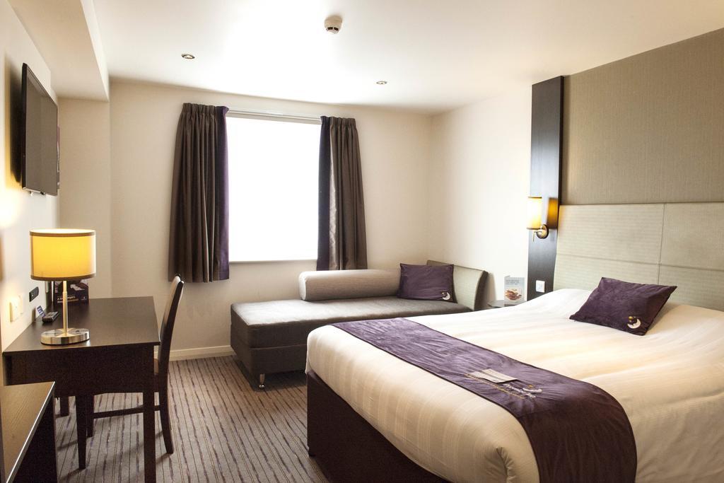 Premier Inn London Greenford Номер фото